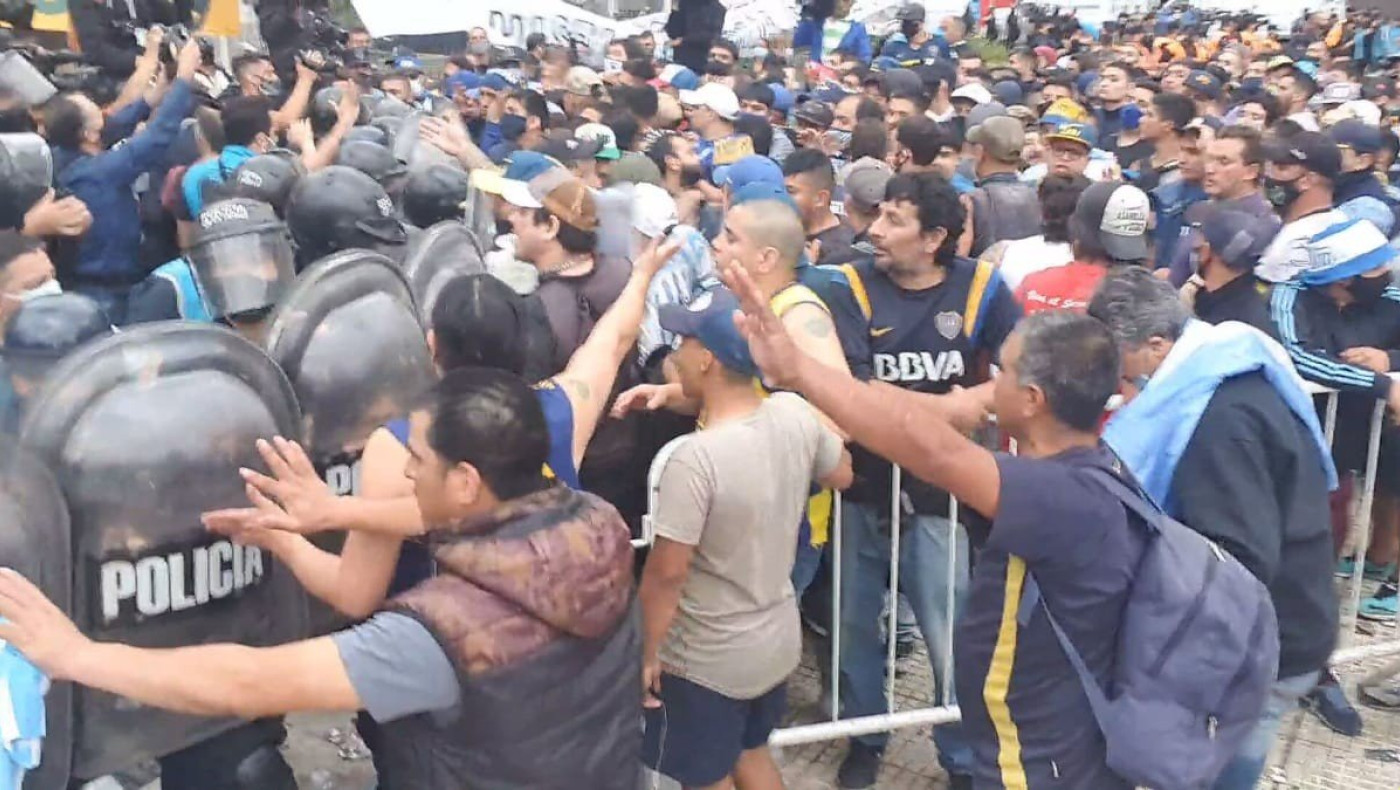 Πανικός! «Ποτάμι» κόσμου αποχαιρετά τον Μαραντόνα στην Casa Rosada!