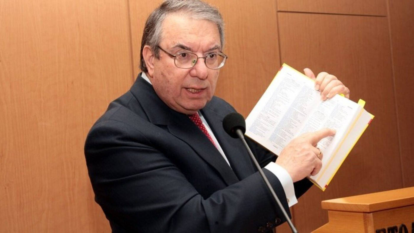 «Click Away»; Οχι για τον Μπαμπινιώτη... που «χτυπά» με νέα ένσταση