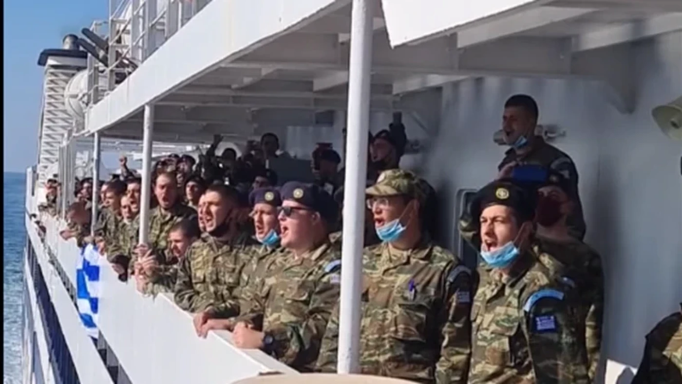 Καστελόριζο: Φαντάροι τραγουδούν τον Εθνικό Ύμνο πηγαίνοντας να αναλάβουν υπηρεσία (vid)