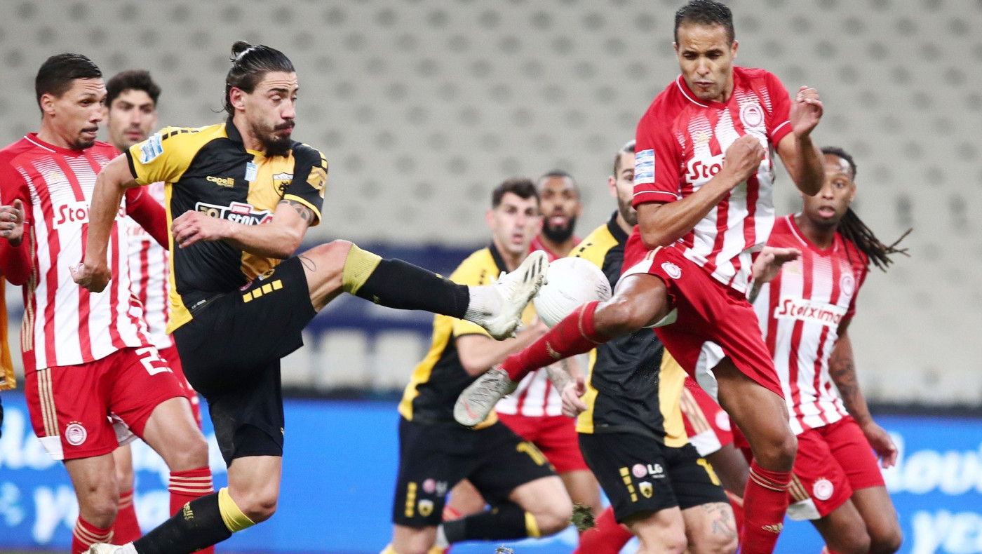 Κράτησε την απόσταση ο Ολυμπιακός, γλίτωσε στο φινάλε από την ΑΕΚ