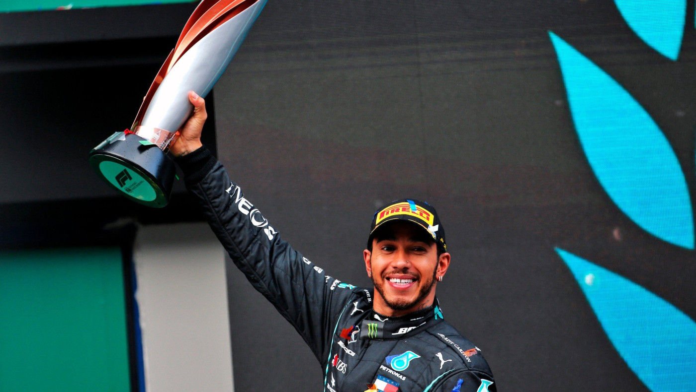 Ανανεώνει με την Mercedes ο Χάμιλτον