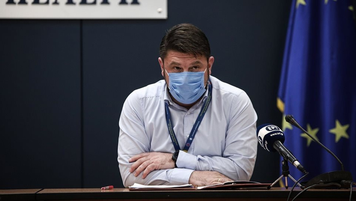 LIVESTREAMING: Ο Νίκος Χαρδαλιάς ανακοινώνει τα έκτακτα μέτρα για τον κορωνοϊό