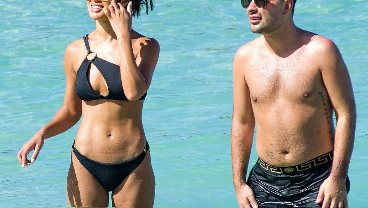 Χριστούγεννα: Στα Μπαρμπέιντος με εκπληκτικό μπικίνι η Μοντάνα Μπράουν