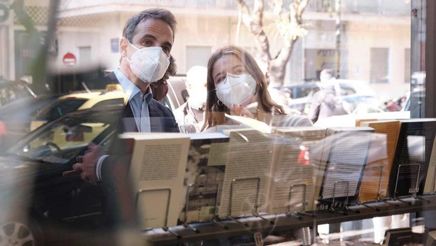 Η selfie του Μητσοτάκη με την κόρη του σε βιβλιοπωλείο