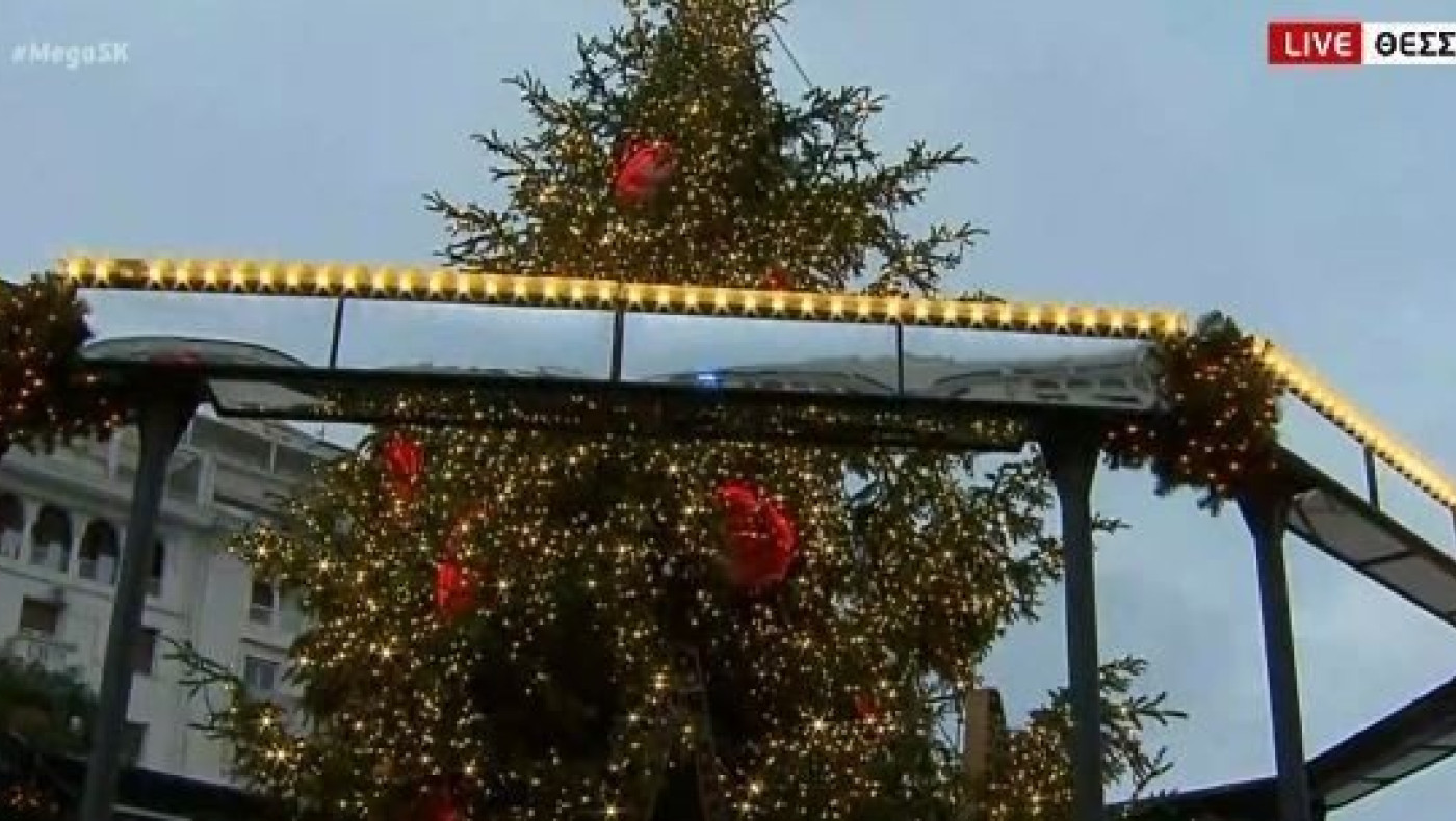 9000 λαμπιόνια στο χριστουγεννιάτικο δέντρο της Θεσσαλονίκης!