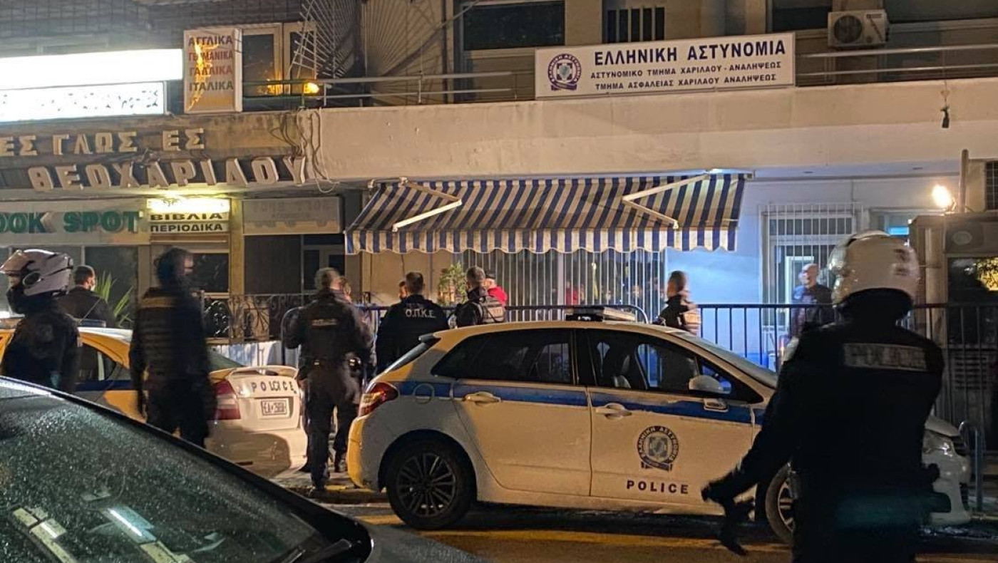 32χρονος αυτοτραυματίστηκε έξω από αστυνομικό τμήμα στη Θεσσαλονίκη (σκληρό βίντεο)