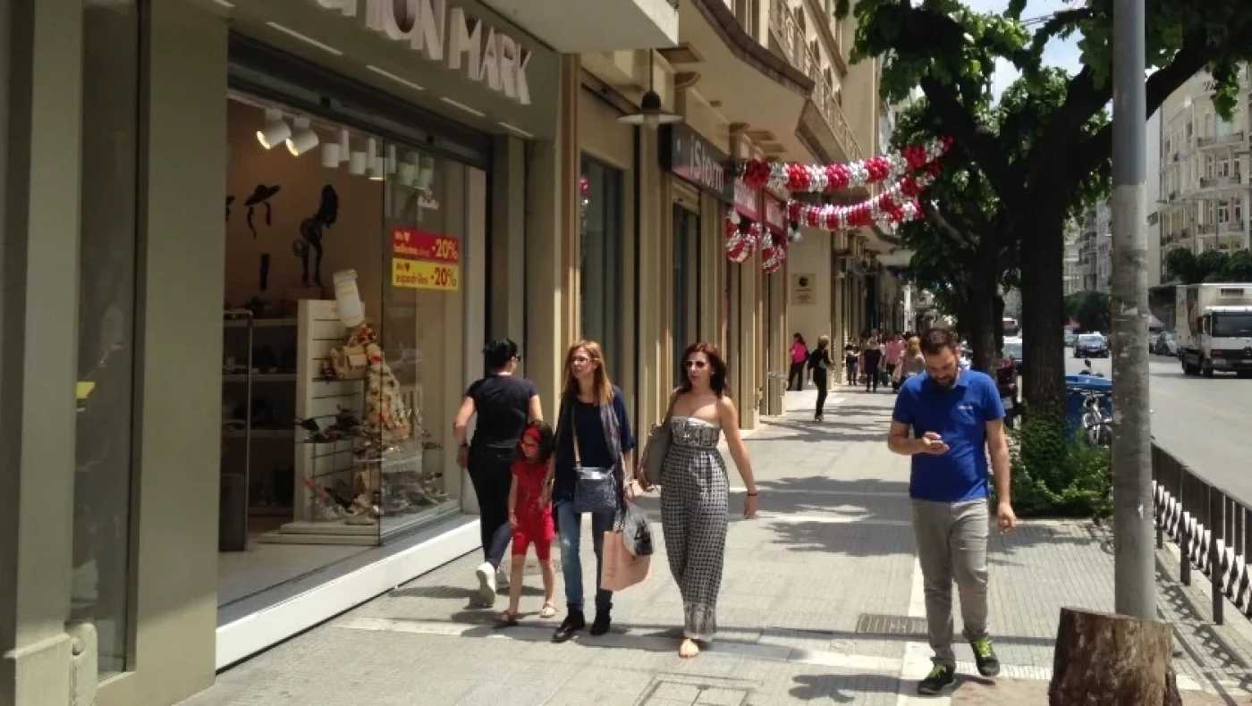 Ο καύσωνας «πάγωσε» την εμπορική κίνηση – Μειωμένος 20% ο τζίρος