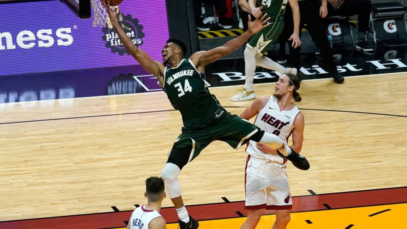 Triple-double με ήττα για τον Γιάννη, ιστορικό «1000άρι» ο Λεμπρόν