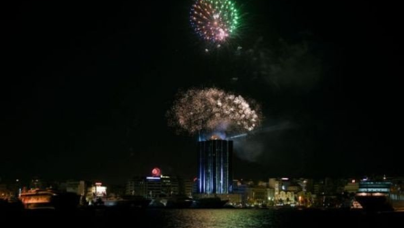 Πρωτοχρονιά 2021: Με πυροτεχνήματα υποδέχθηκε η Ελλάδα το νέο έτος