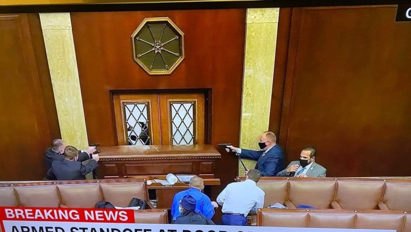 Χαμός στο Καπιτώλιο: Με τα όπλα στα χέρια οι άνδρες των υπηρεσιών ασφαλείας, σοβαρά τραυματίας μια διαδηλώτρια