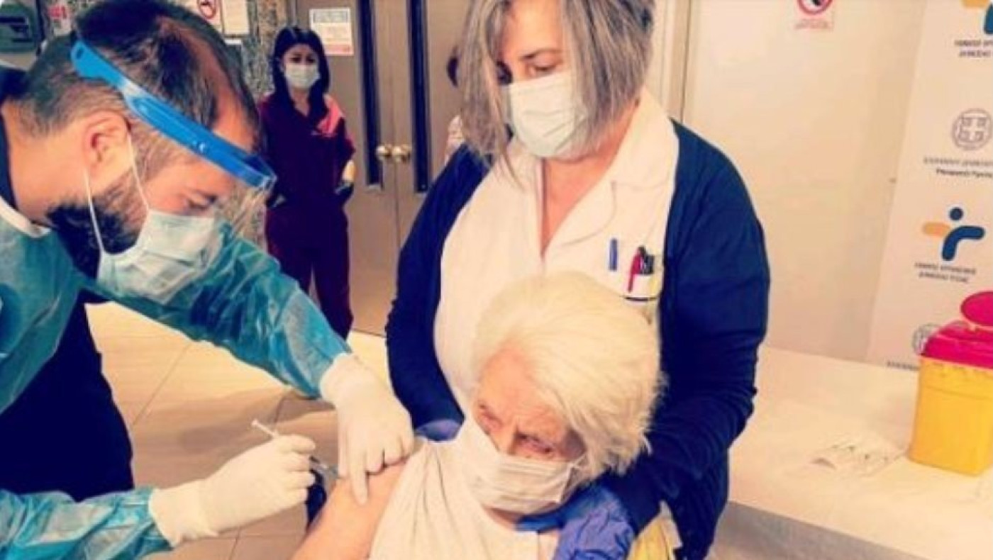 Κορωνοϊός: 97χρονη επιζήσασα του Άουσβιτς εμβολιάστηκε στη Θεσσαλονίκη