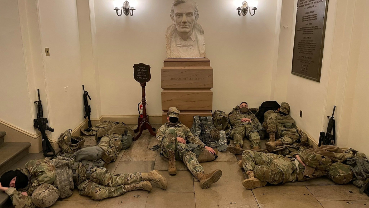 Η Αμερικανική εθνοφρουρά παραλαμβάνει τον οπλισμό της εμπρός στο Καπιτώλιο