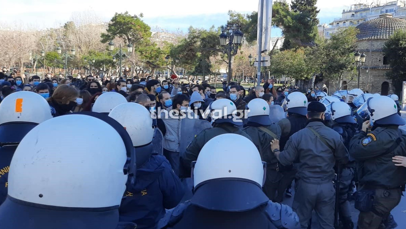 Ένταση μεταξύ φοιτητών και ΜΑΤ στο κέντρο της Θεσσαλονίκης