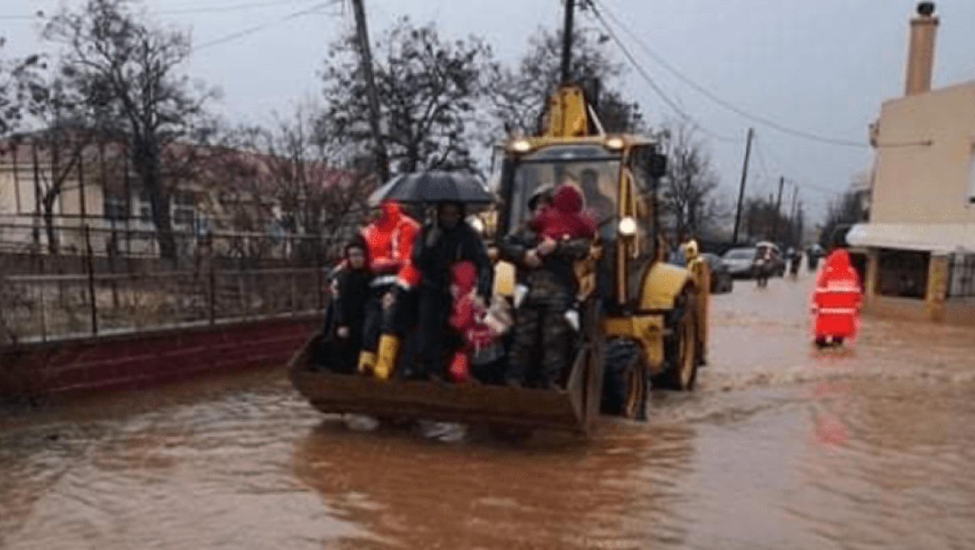 Έβρος: Απεγκλώβισαν μαθητές από πλημμυρισμένο σχολείο με μπουλντόζα