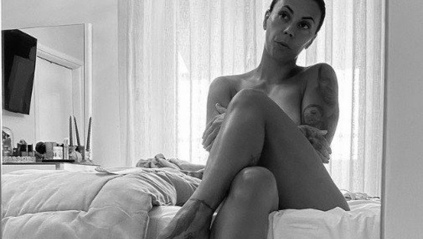 Άντρια Βαρέλα-Ποζάρει γυμνή στον καθρέφτη!