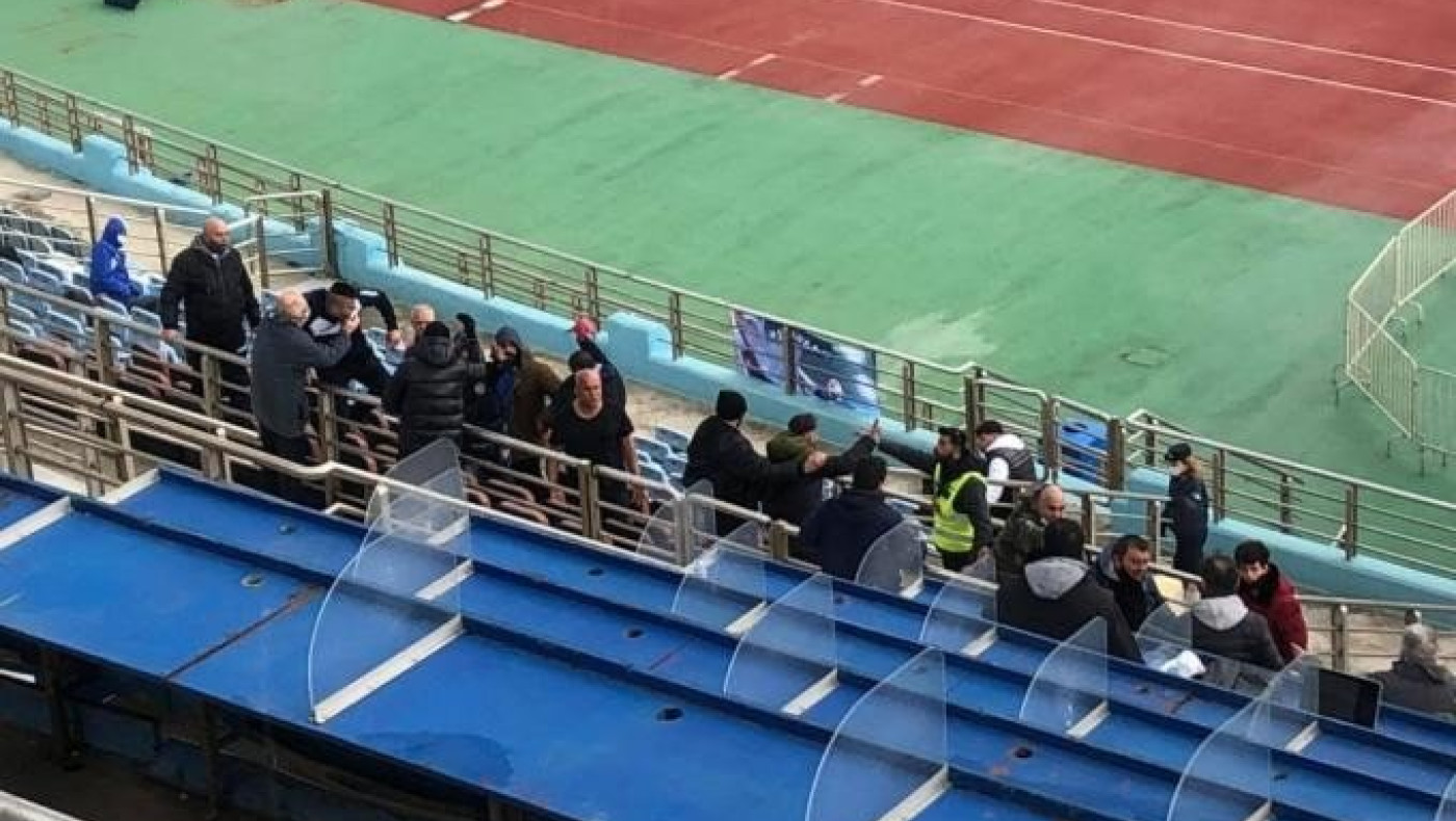 Απίστευτο: Διαπληκτισμός οπαδών στο... κεκλεισμένων των θυρών Εργοτέλης - Ιωνικός
