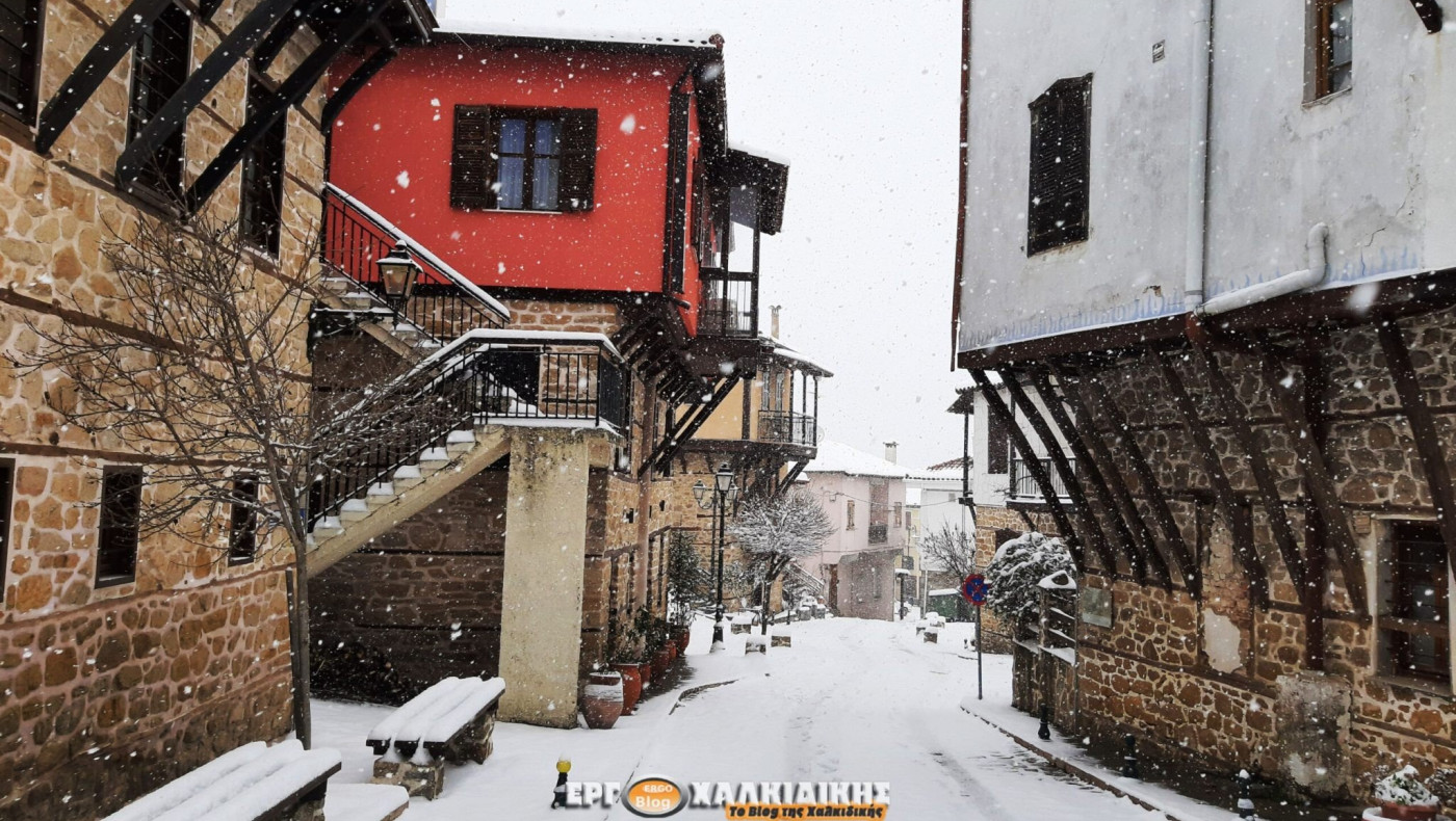 Χαλκιδική: Στα λευκά Χολομώντας και Αρναία