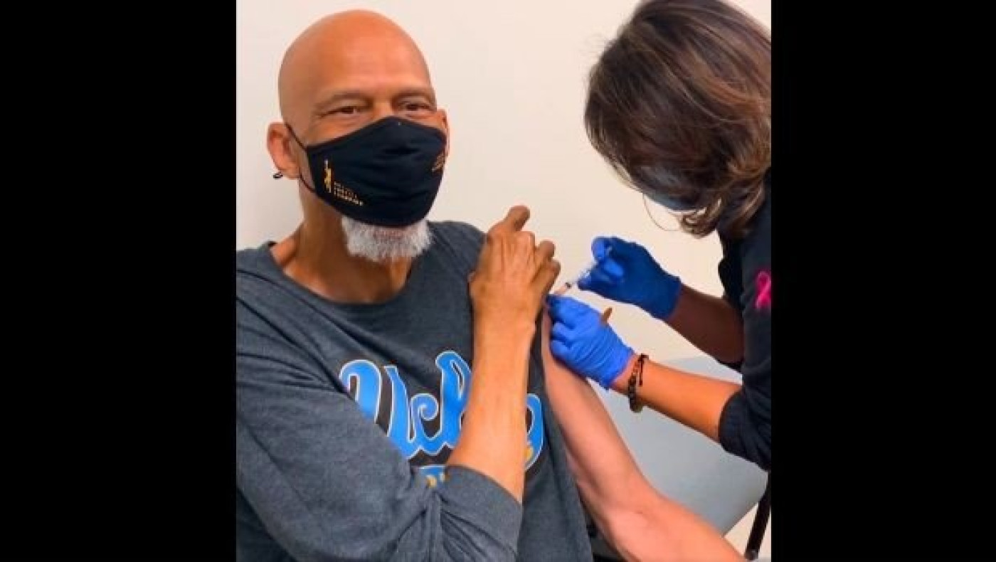 Εμβολιάστηκε ο Αμπντούλ Τζαμπάρ και προτρέπει να το κάνουν και άλλοι