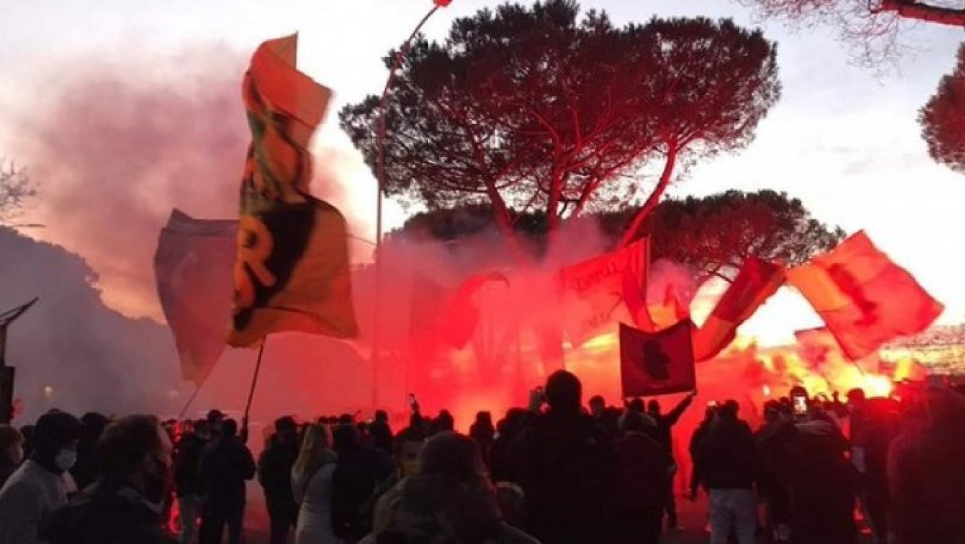 Χαμός στη Ρώμη για το ντέρμπι: Οπαδοί με καπνογόνα!