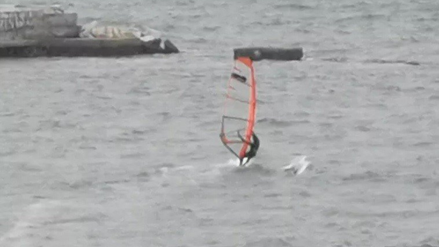 Θεσσαλονικιός «δαμάζει» τα κύματα του Θερμαϊκού απτόητος από το χιόνι