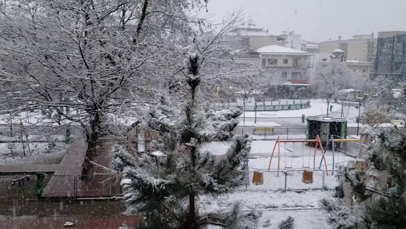 Σαρώνει με χιόνια τη Βόρεια Ελλάδα ο «Λέανδρος»