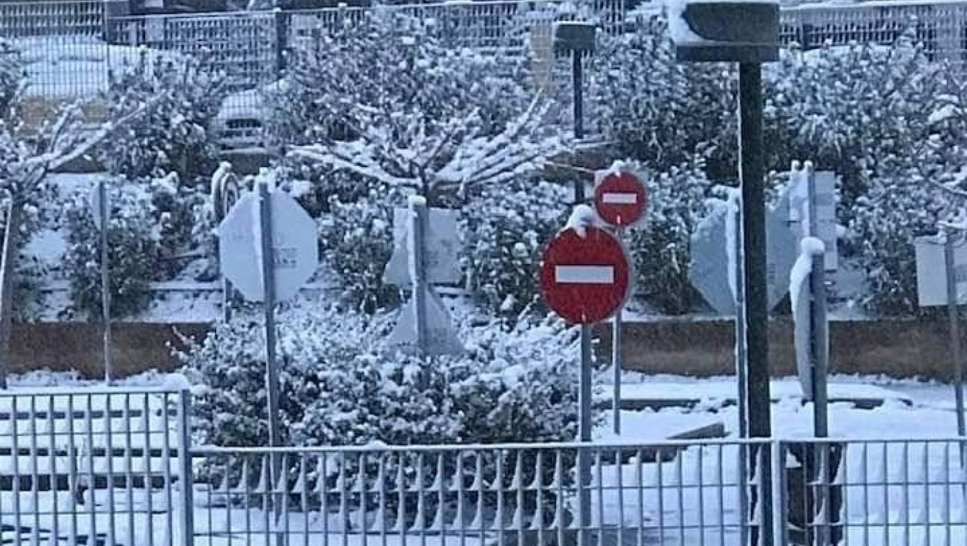 Χιονισμένη «ξύπνησε» η Θεσσαλονίκη