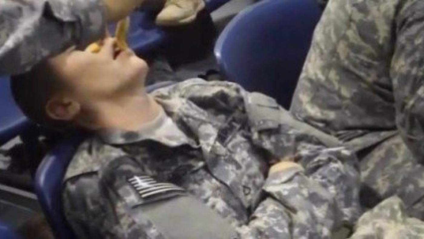 Φάρσες... στα χακί: Τι μπορεί να πάθεις αν σε πάρει ο ύπνος στο στρατό! (video)