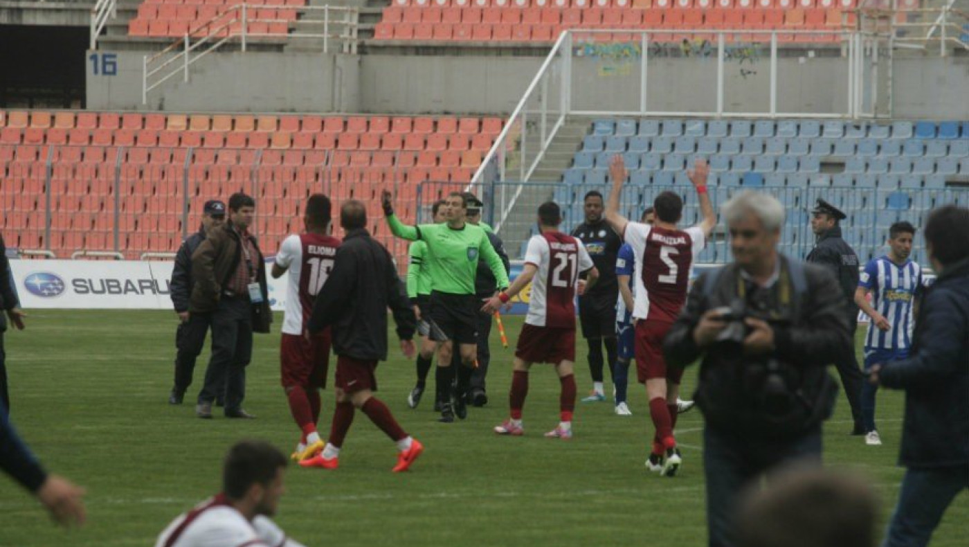 Δείτε το βίντεο της διακοπής με τα... παρακάλια και τις αντιδράσεις (VIDEO)