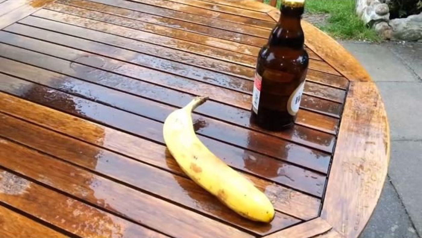 Δείτε πως μπορείτε να ανοίξετε ένα μπουκάλι μπύρας με μπανάνα (video)