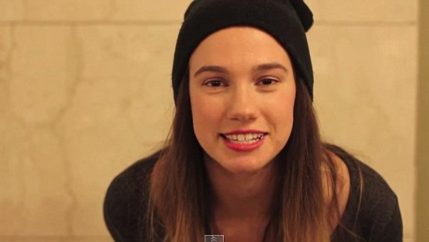 Ζητά οδηγίες για το μετρό και ευχαριστεί τους περαστικούς με φιλιά! (video)