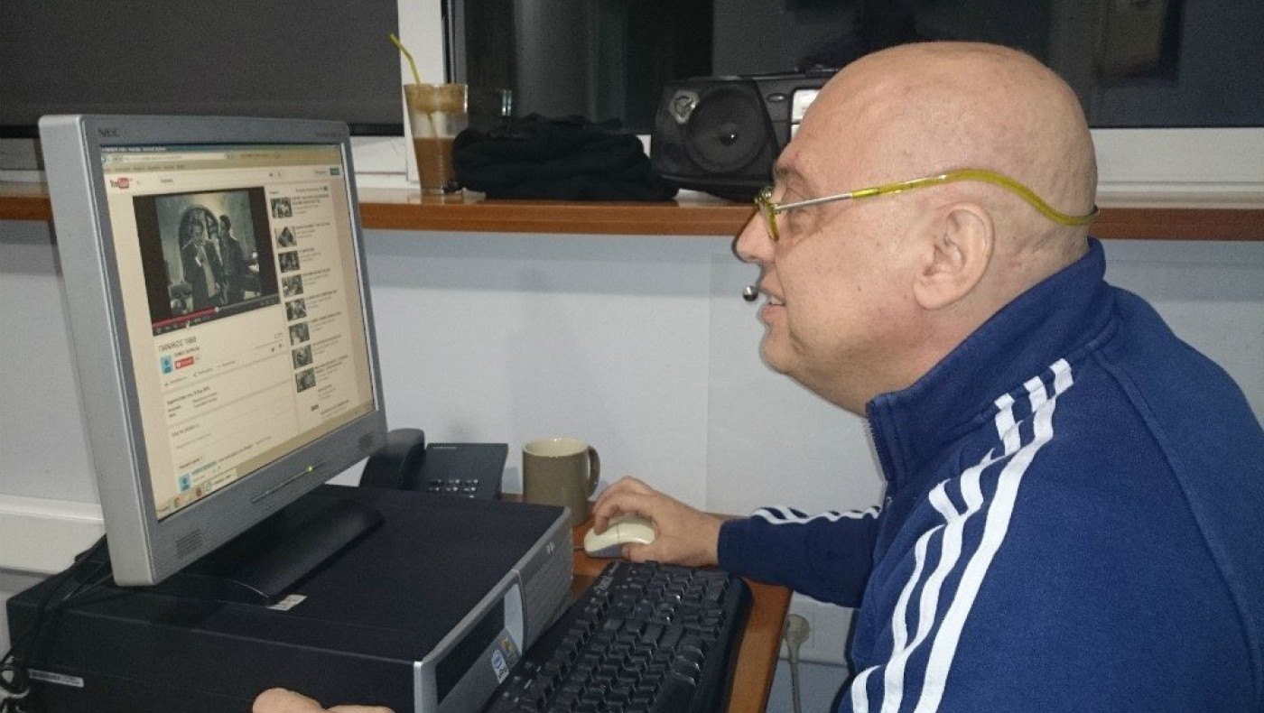 Ο Ραπτόπουλος βλέπει ταινία και σχολιάζει το Αρης-Πανσερραϊκός (video)