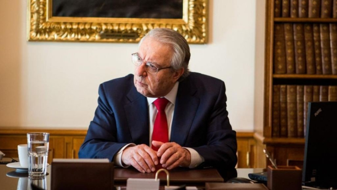 Νέα ανάρτηση Μπαμπινιώτη για... «τάφους» και «ρομπότ»