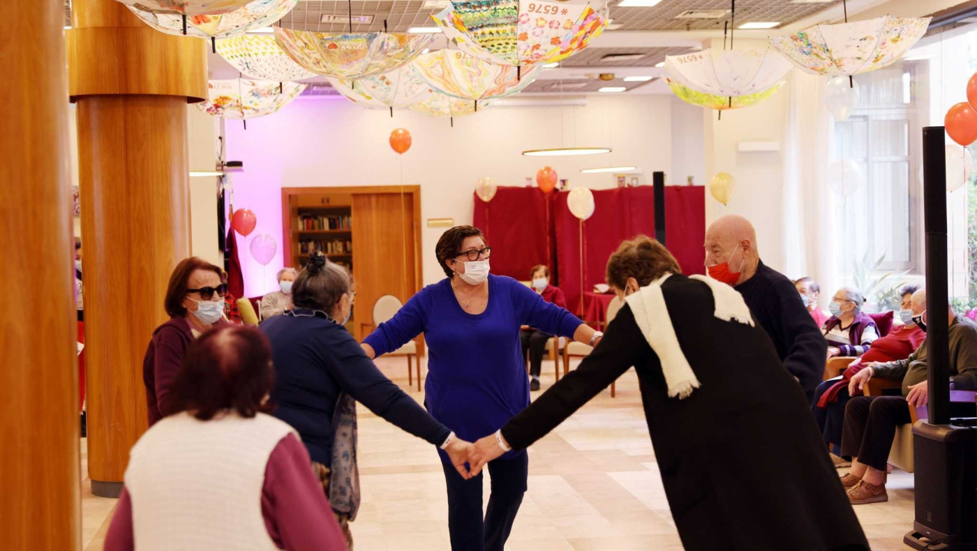 Πάρτι συνταξιούχων στο Ισραήλ μετά τη δεύτερη δόση του εμβολίου