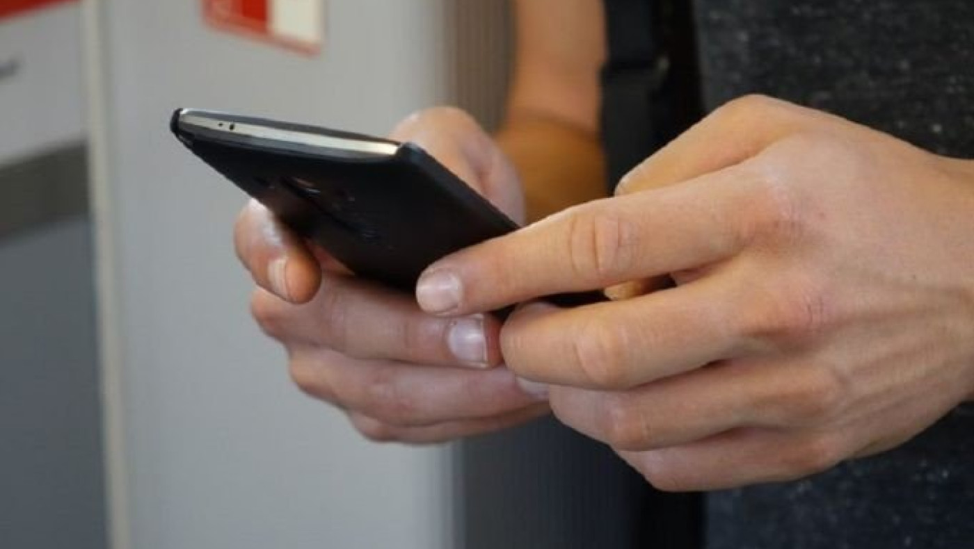 22χρονη κατηγορείται πως σκότωσε τον σύντροφό της με ένα κινητό τηλέφωνο