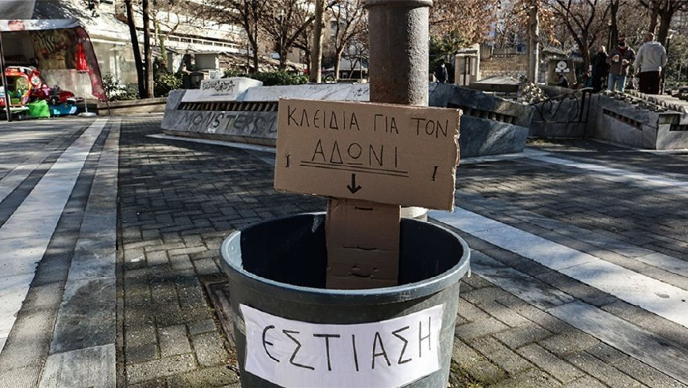 Λάρισα: Σε κάδο για... «τον Άδωνη» αφήνουν τα κλειδιά τους επιχειρηματίες της εστίασης