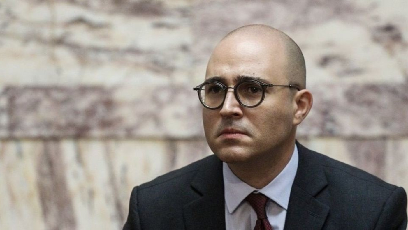 Σε... ροκ διάθεση ο Μπογδάνος- Διασκεύασε τον εθνικό ύμνο με ηλεκτρική κιθάρα