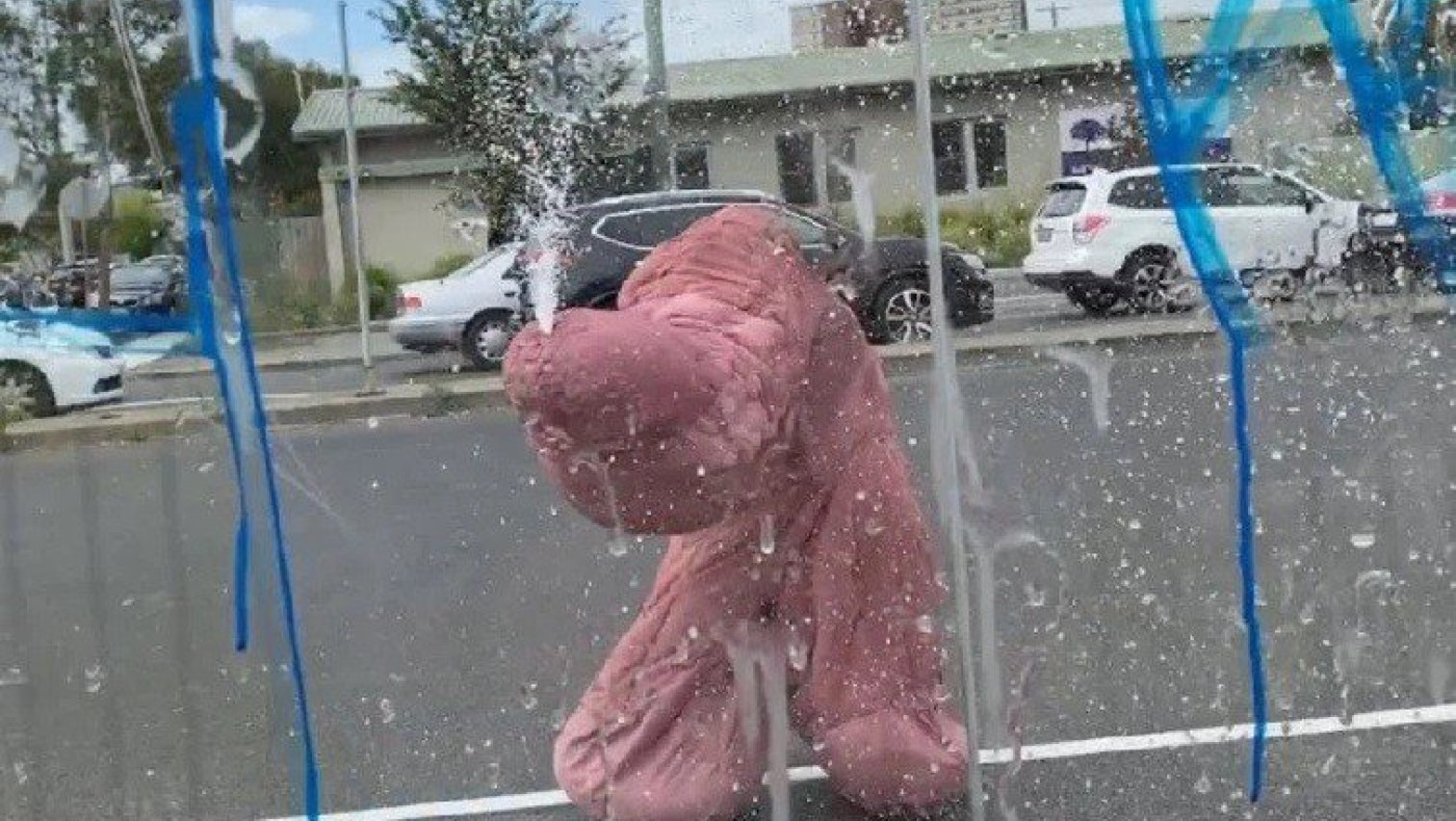 «Άνθρωπος-πέος» μοίρασε «οργασμούς» στη Μελβούρνη