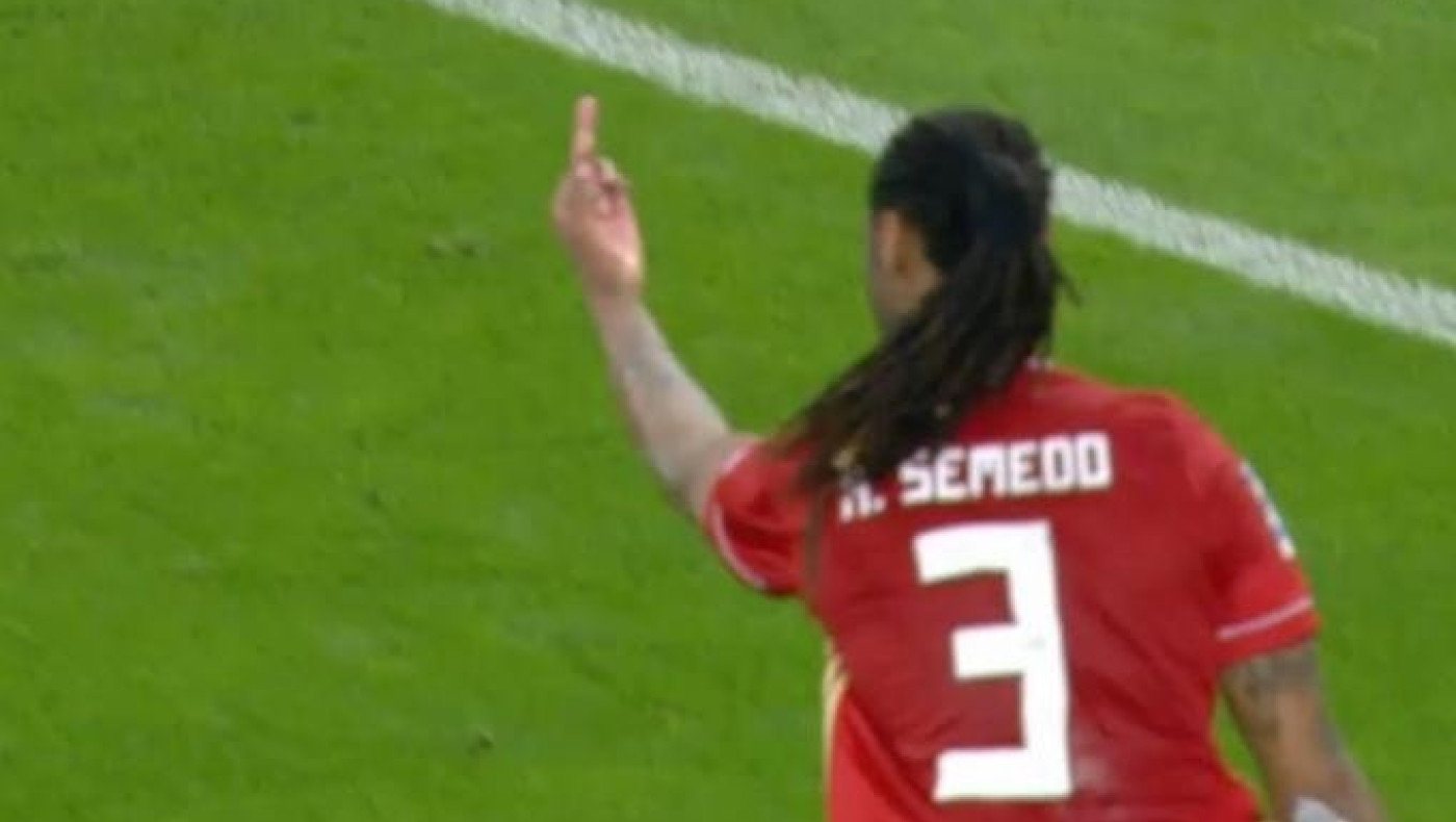 Απίστευτο: Χάρισαν κόκκινη στον Σεμέδο για κ...δάχτυλο!