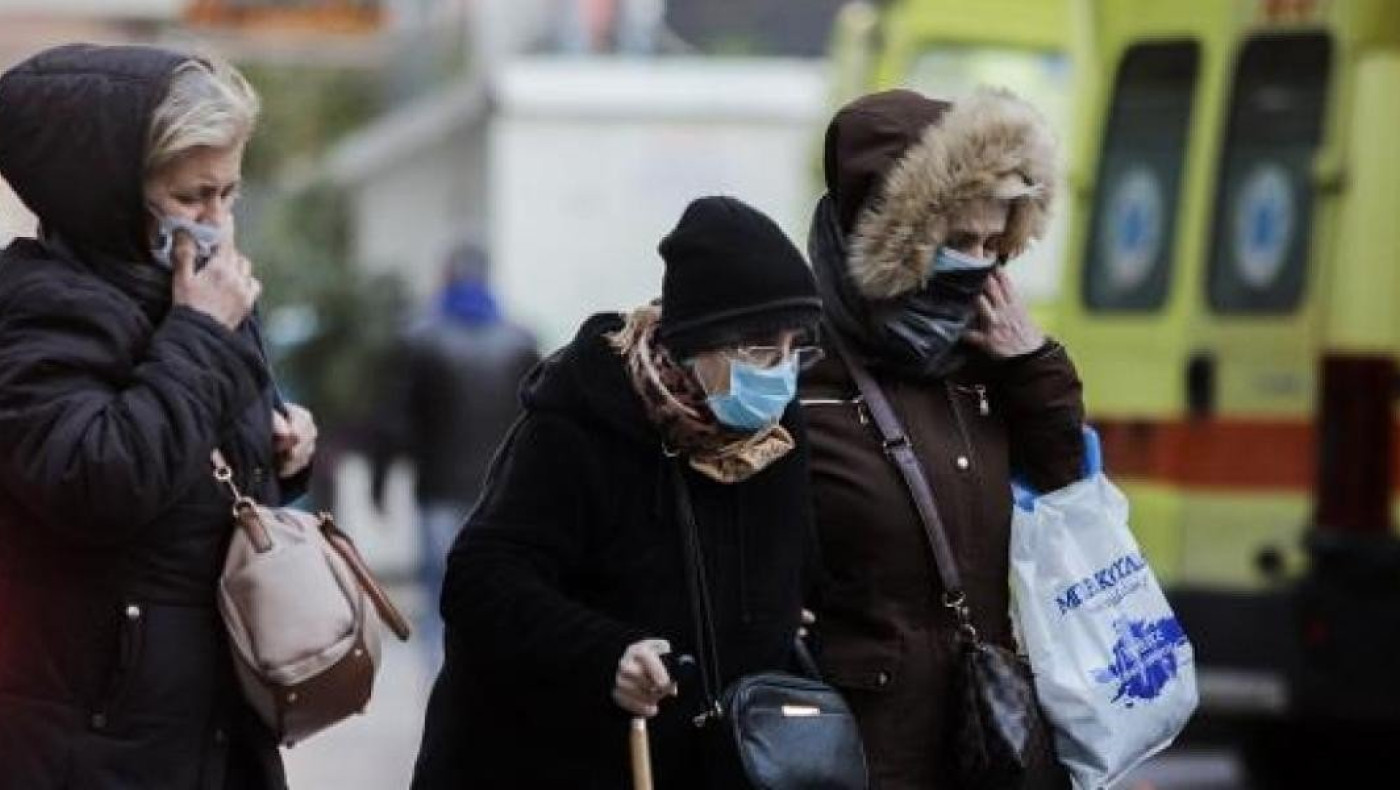 Ολο και περισσότεροι επιστήμονες προτείνουν τη χρήση διπλής μάσκας