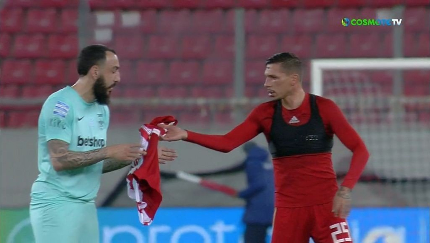 Ο Χολέμπας έδωσε τη φανέλα του στον Μήτρογλου