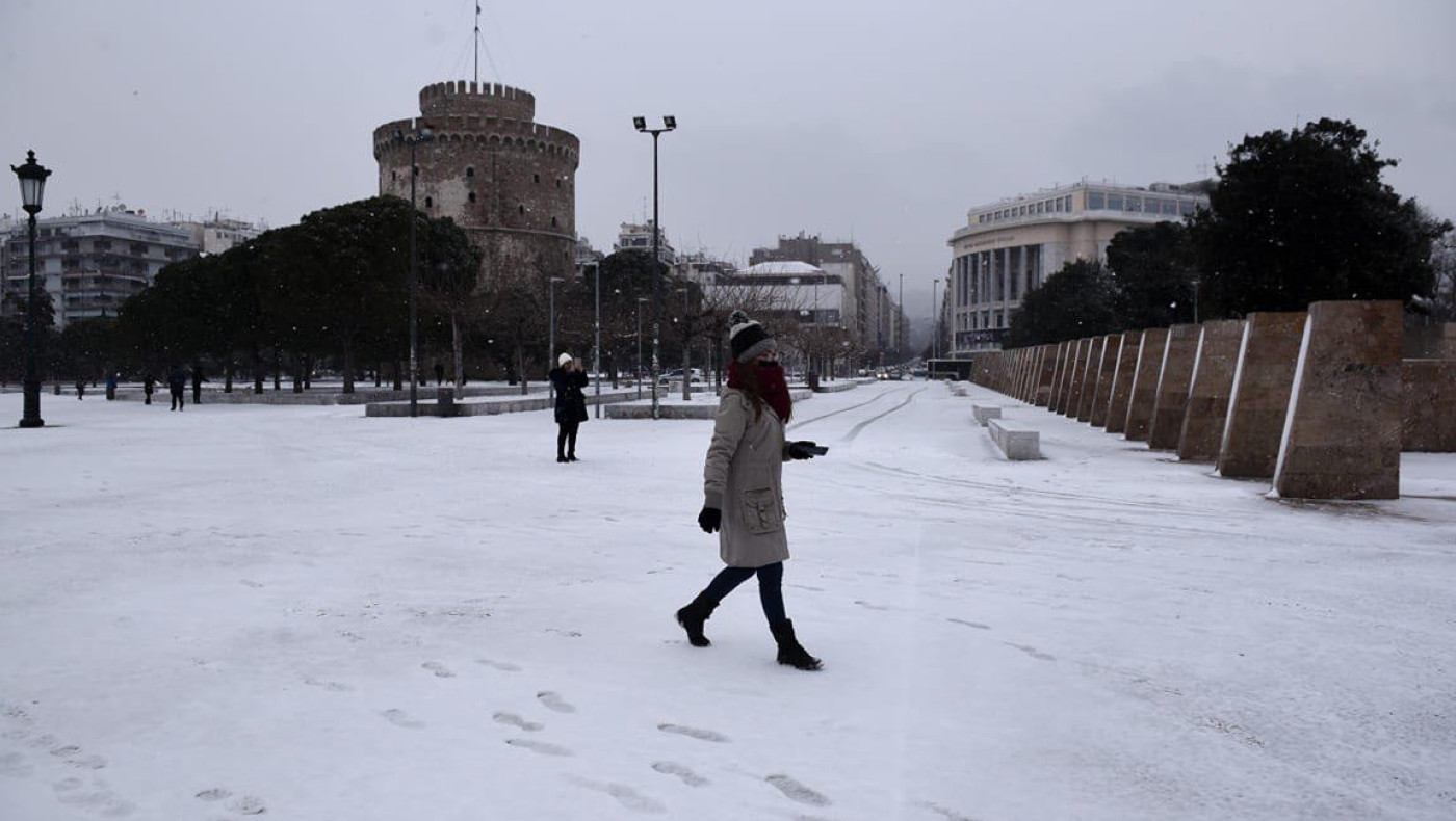 Θεσσαλονίκη: Φωτογραφίες από την πόλη που «ντύθηκε» στα λευκά
