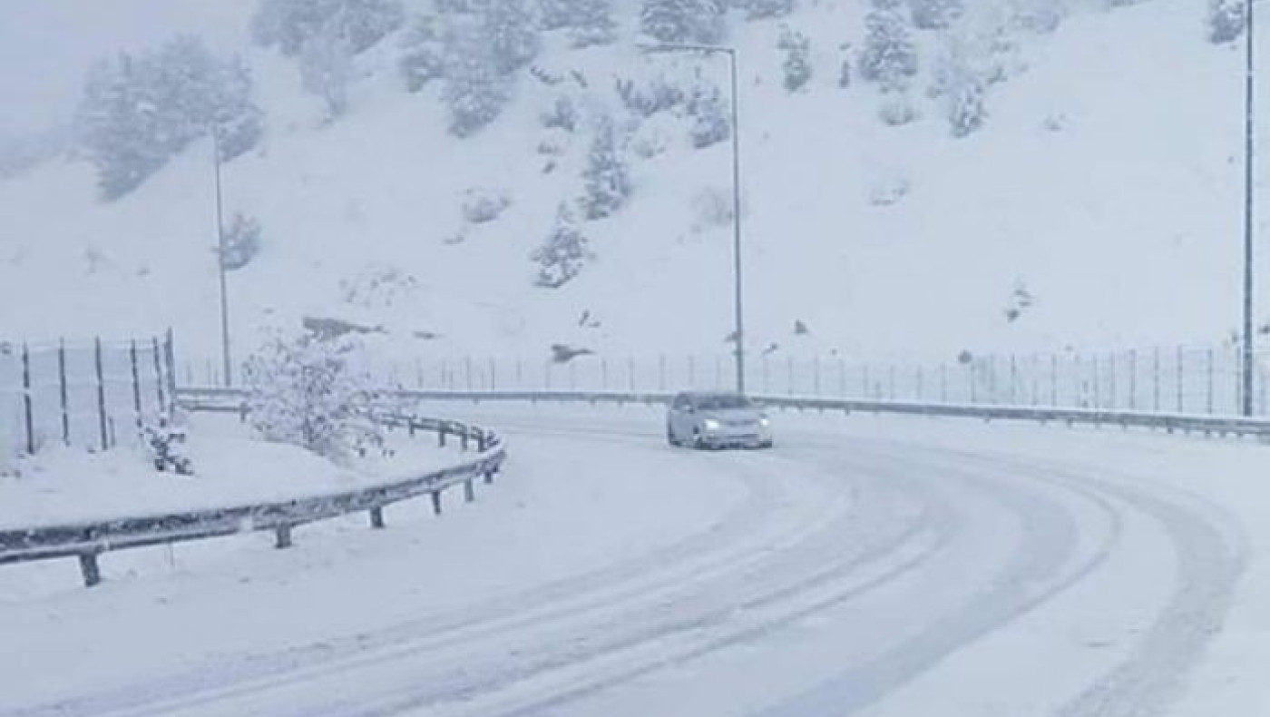 Θεσσαλονίκη: Πού χιονίζει, ποιοι δρόμοι είναι κλειστοί λόγω κακοκαιρίας