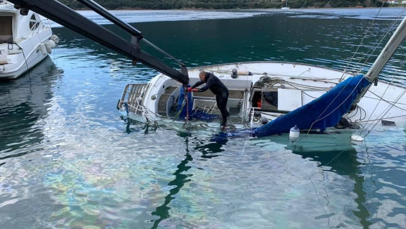 Χαλκιδική: Ανέλκυση βυθισμένου σκάφους στο Πόρτο Κουφό