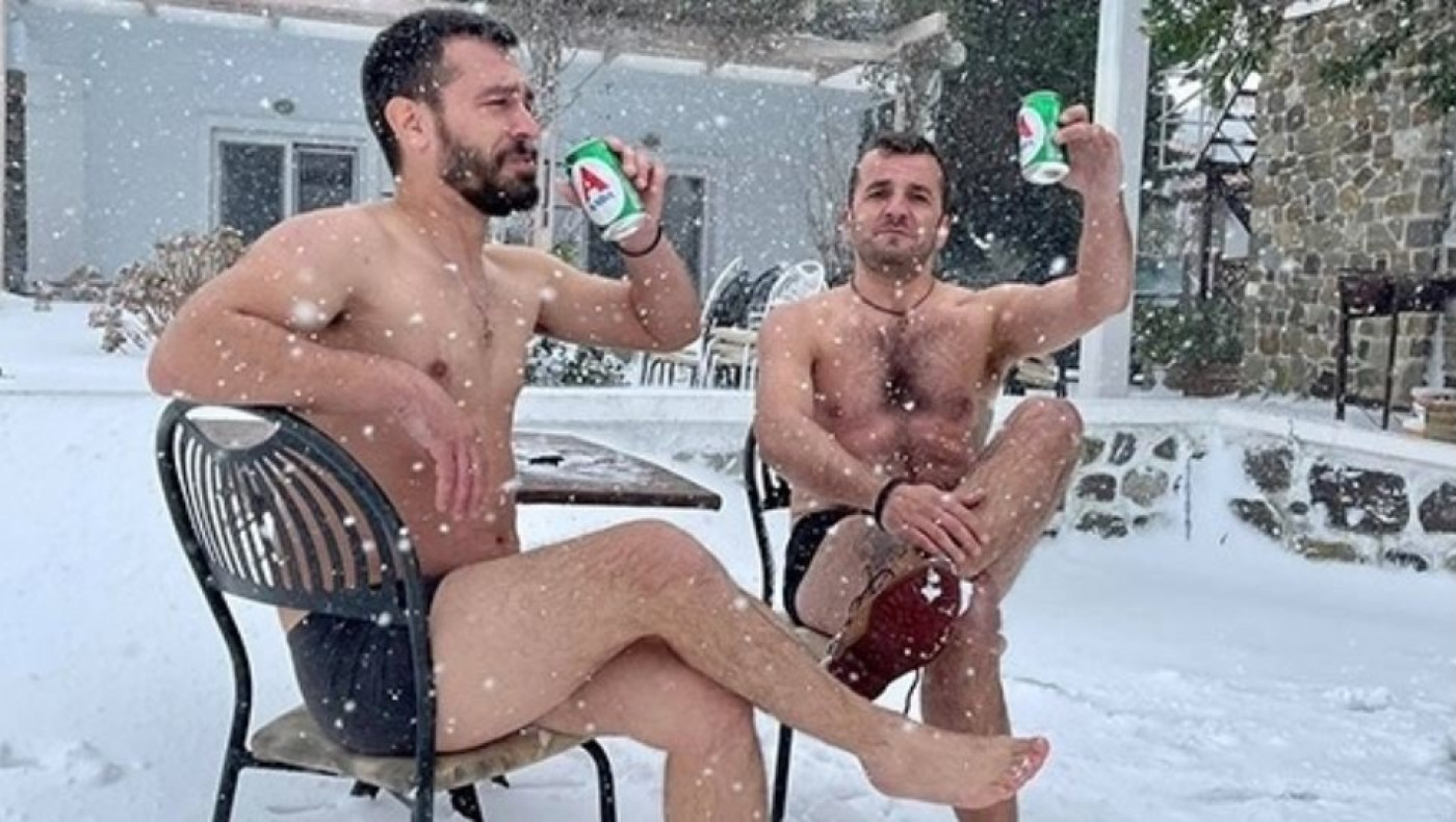 Με τα μαγιό τους υποδέχτηκαν τη «Μήδεια» στη Σαμοθράκη!