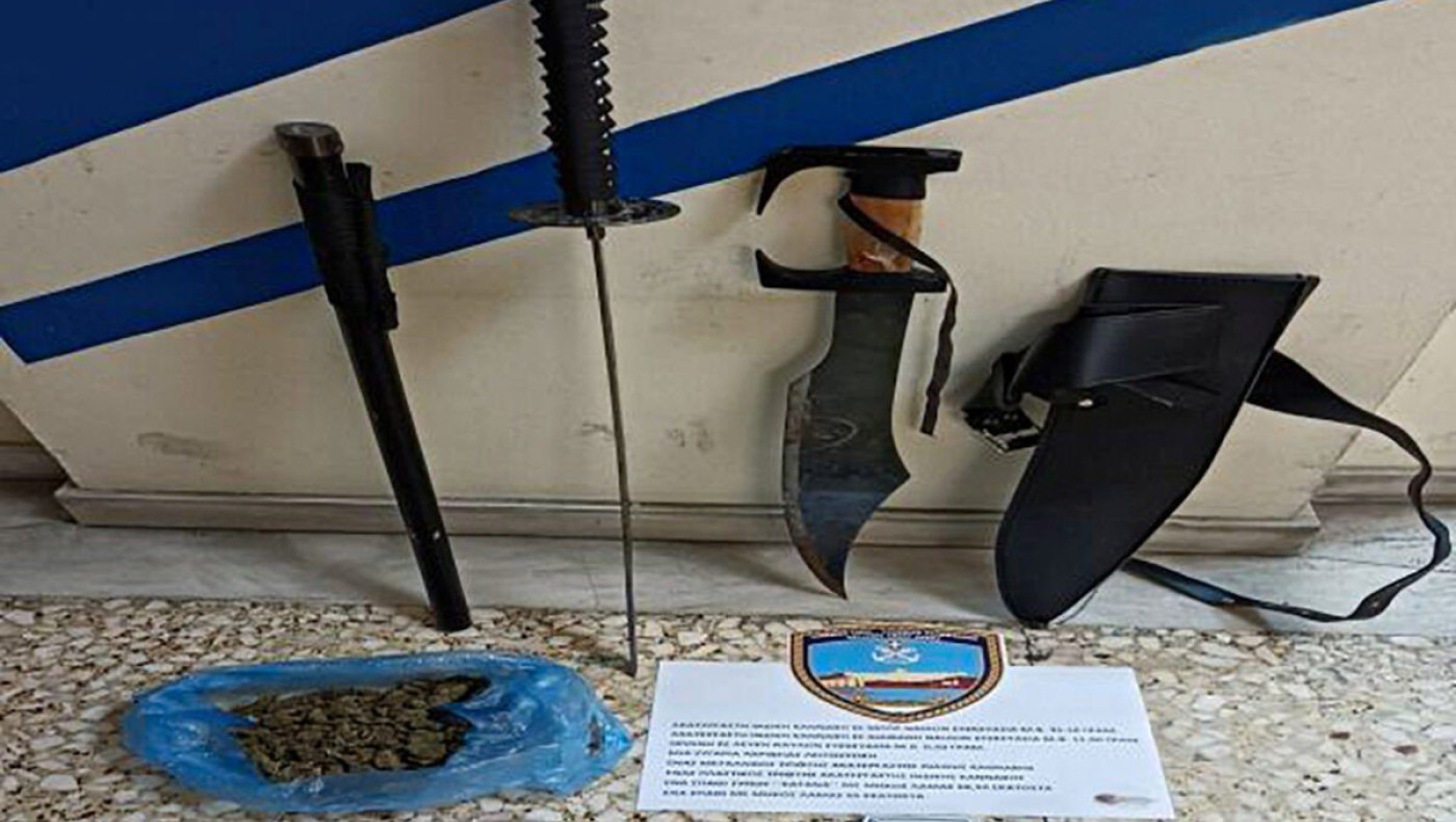 Καβάλα: Τους συνέλαβαν για ναρκωτικά, στο σπίτι τους βρήκαν και... σπαθιά!