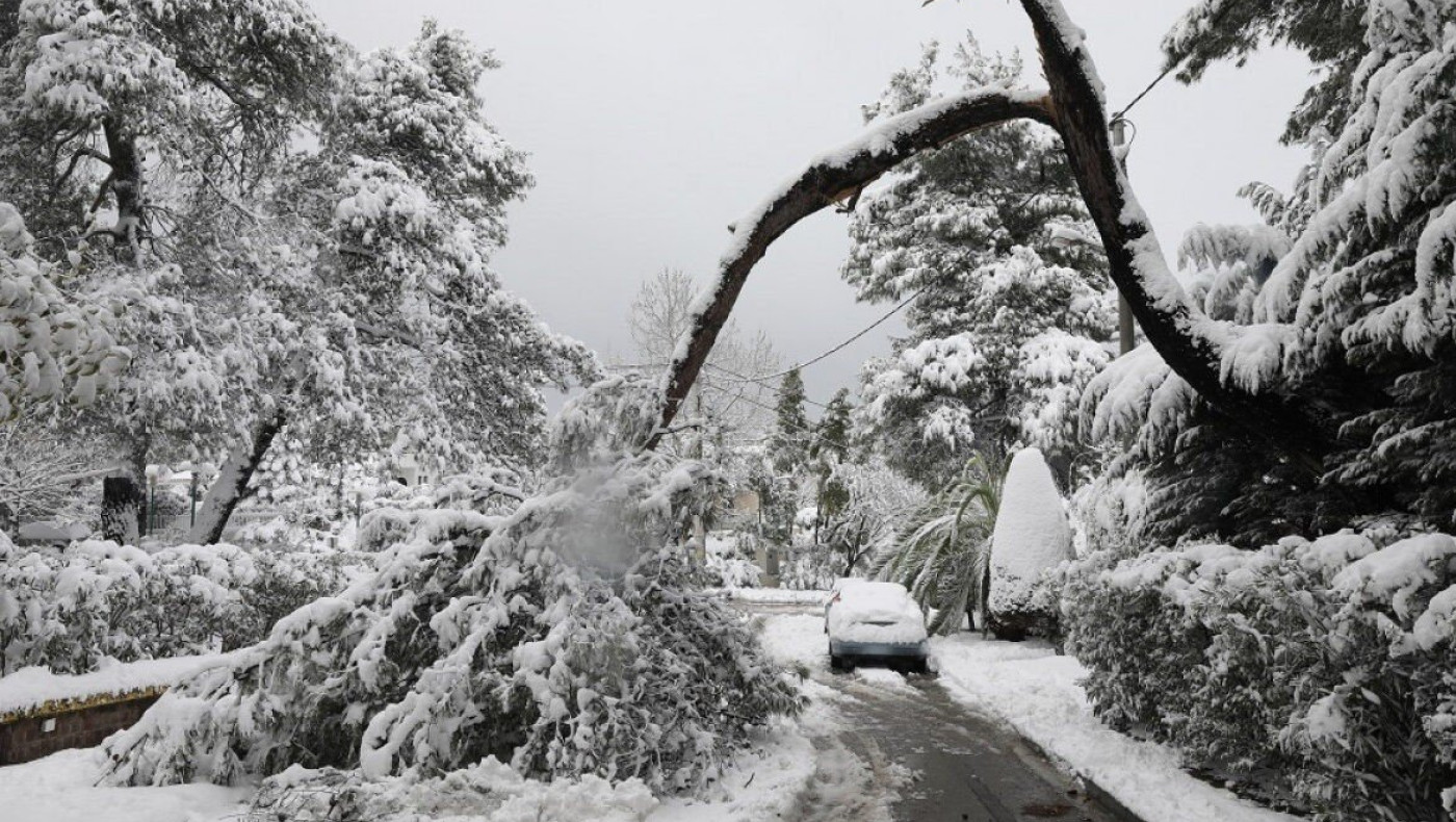 Καιρικό σοκ: Πολυήμερο κύμα κακοκαιρίας με καταιγίδες και χιόνια σε χαμηλά υψόμετρα