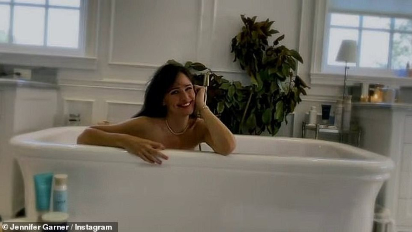 Tζένιφερ Γκάρνερ: To αποκαλυπτικό αφρόλουτρο που προκάλεσε αναταραχή