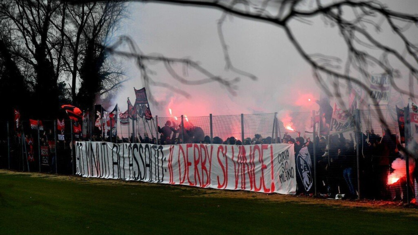 «Ντόπες» οπαδών της Μίλαν στην προπόνηση με καπνογόνα και συνθήματα