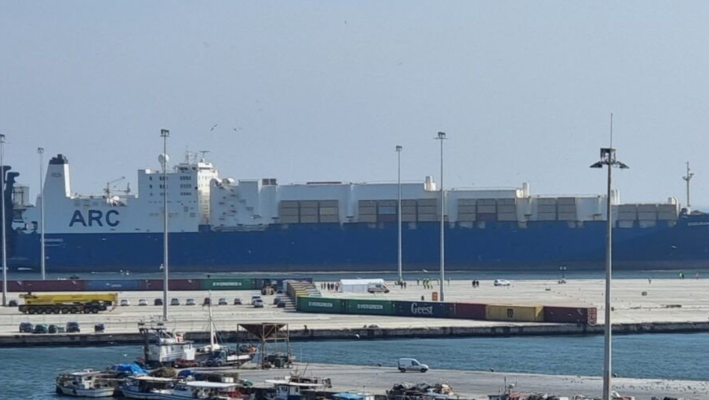 Αλεξανδρούπολη: Μπήκε στο λιμάνι το “θηριώδες” ENDURANCE -Ξεφορτώνει ελικόπτερα και άρματα