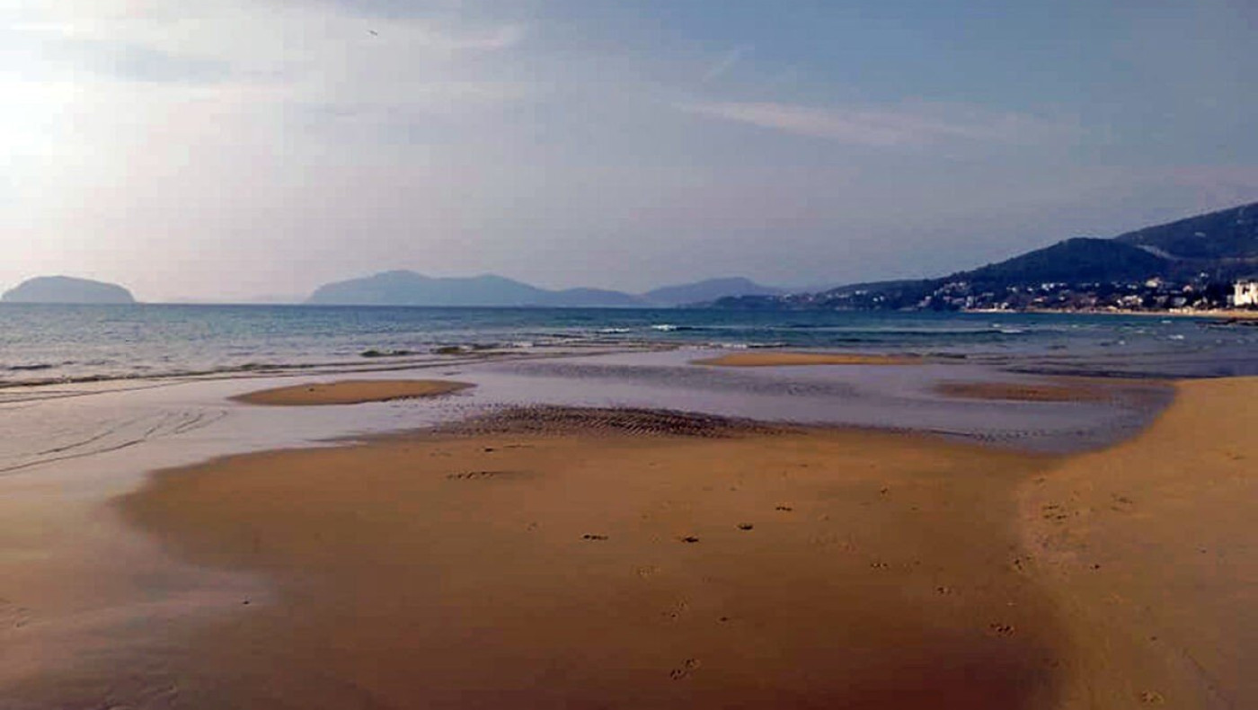 «Τραβήχτηκε» η θάλασσα στην Καβάλα!